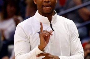 爱游戏赛前新奥尔良鹈鹕调整名单以备CBA季后赛；完成体检环节打磨；球迷炸锅；年轻球员得到机会的简单介绍