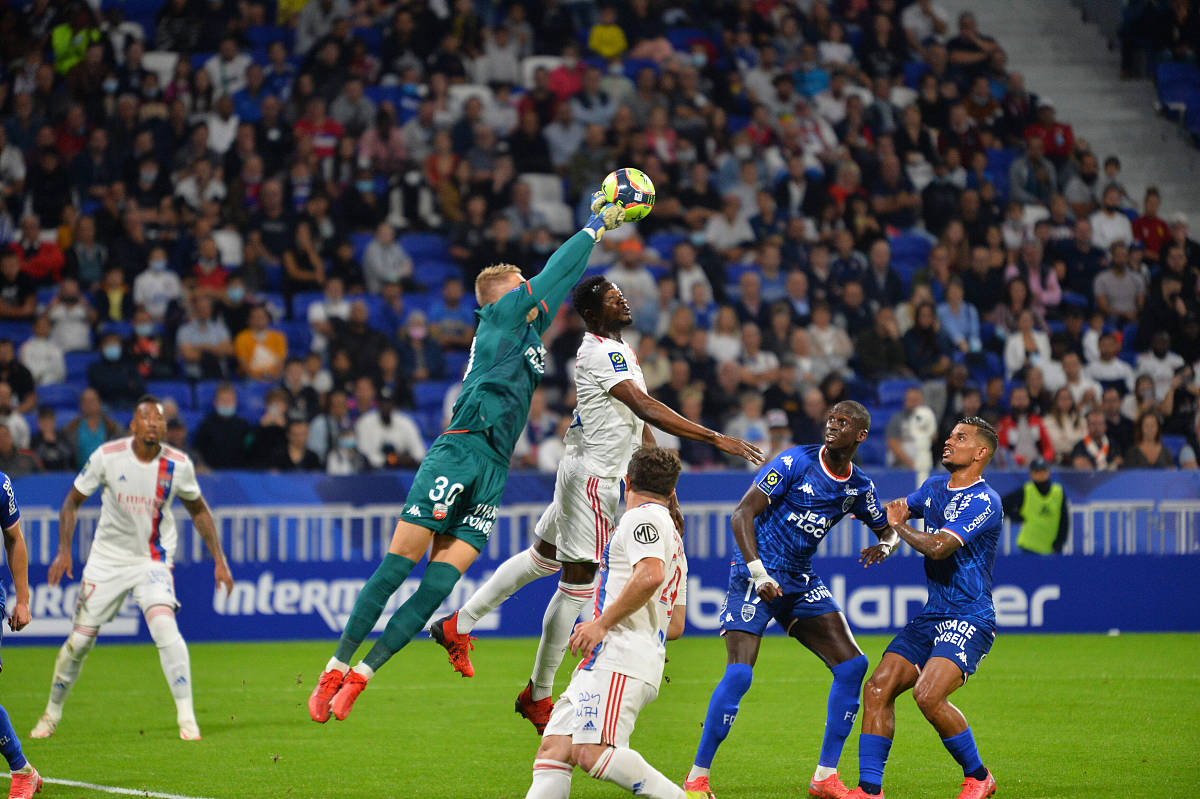 关于转会期法甲焦点战，马德里竞技豪取连胜，悬念犹存，更衣室氛围转暖的信息